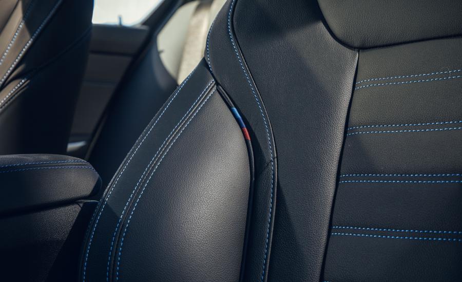 Детали интерьера BMW M340i (G20) 2019 года  (NA) (фото 14 из 41)